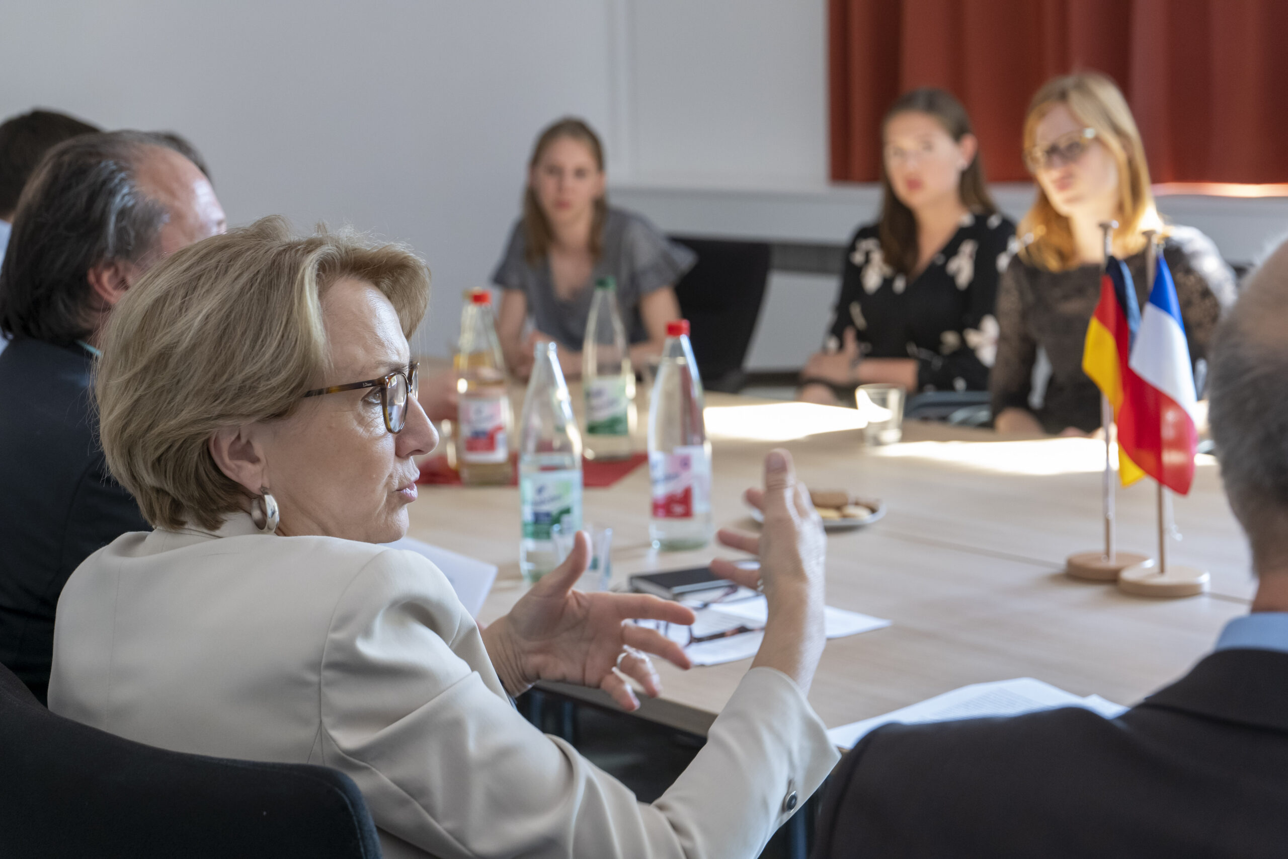 Die französische Botschafterin Anne-Marie Descôtes tauscht sich mit Studierenden und Lehrenden der deutsch-französischen Studiengänge aus. Foto/©: Stephan Sämmer, JGU